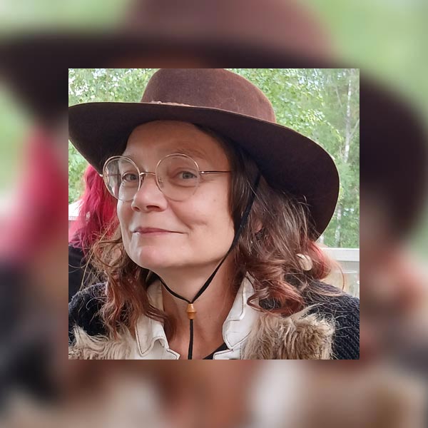 Taiteilija Pia-Maria Laaksonen